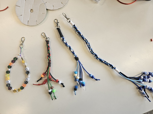 Freundschaftsbänder knüpfen in der Bibliothek Dulliken