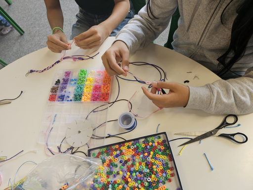 Freundschaftsbänder knüpfen in der Bibliothek Dulliken