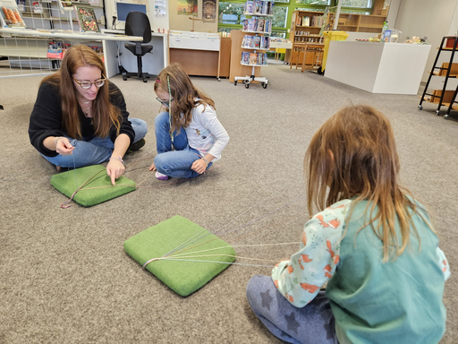 Freundschaftsbänder knüpfen in der Bibliothek Dulliken