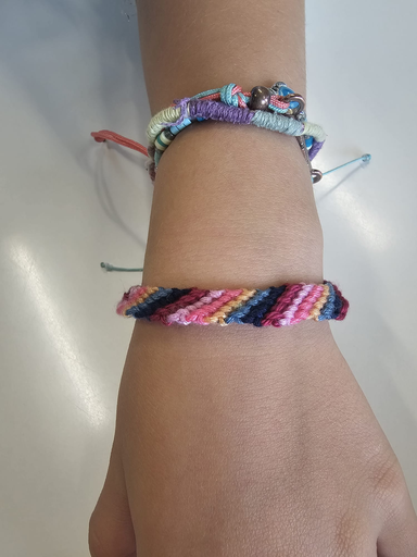 Freundschaftsbänder knüpfen in der Bibliothek Dulliken